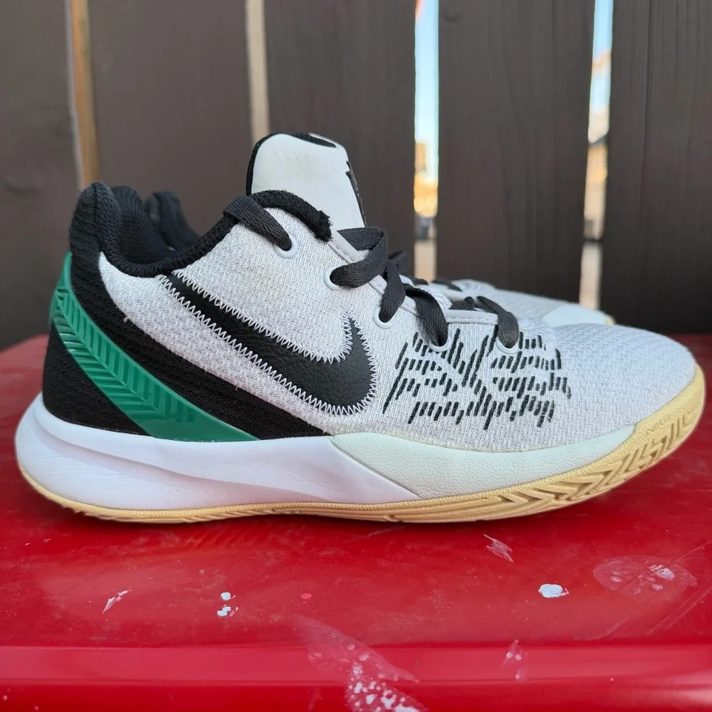 Nike Kyrie Basketball Shoes Gray Black Youth‎ 5.5Y Flytrap Style - Picture 4 of 8